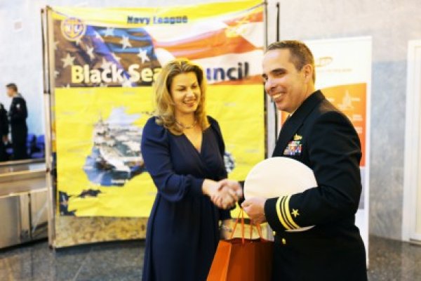Militarii USS Mount Whitney au donat cărţi Colegiului Pedagogic
